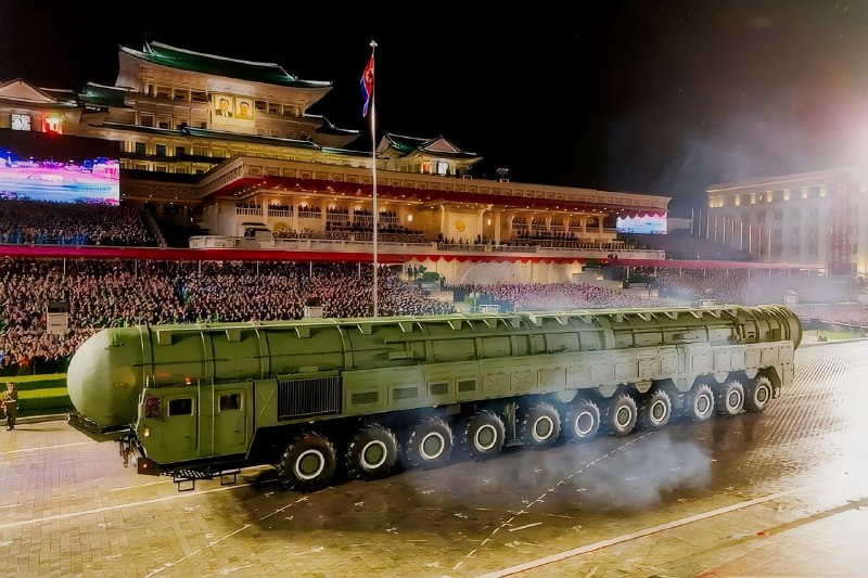 #朝鲜 可以打到 美国 本土 的洲际导弹在 #阅兵 式上曝光朝鲜10月10日晚，在平壤金日成广场举行的劳动党成立80周年阅兵式上，展示了大量新型洲际弹道导弹（ICBM）和高超音速导弹，展示了其导弹能力和防御技术