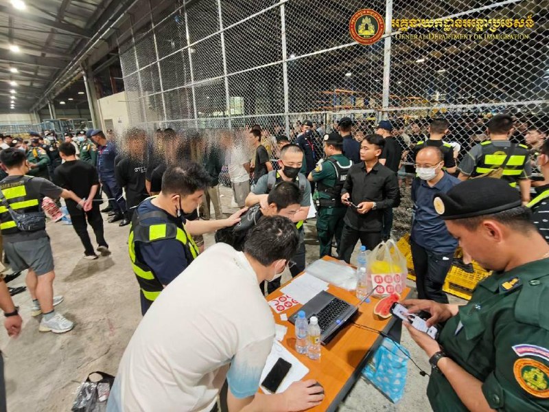 110名涉嫌网络诈骗的中国人被驱逐出境昨天晚上，柬埔寨移民局与中国驻柬埔寨大使馆合作，在德崇国际机场使用专机遣返共计110名涉嫌网络诈骗的中国公民（无女性）