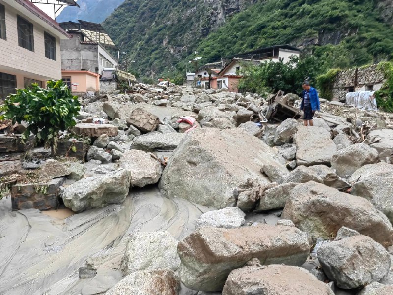 8月3日凌晨，康定市姑咱镇日地村发生山洪泥石流灾害