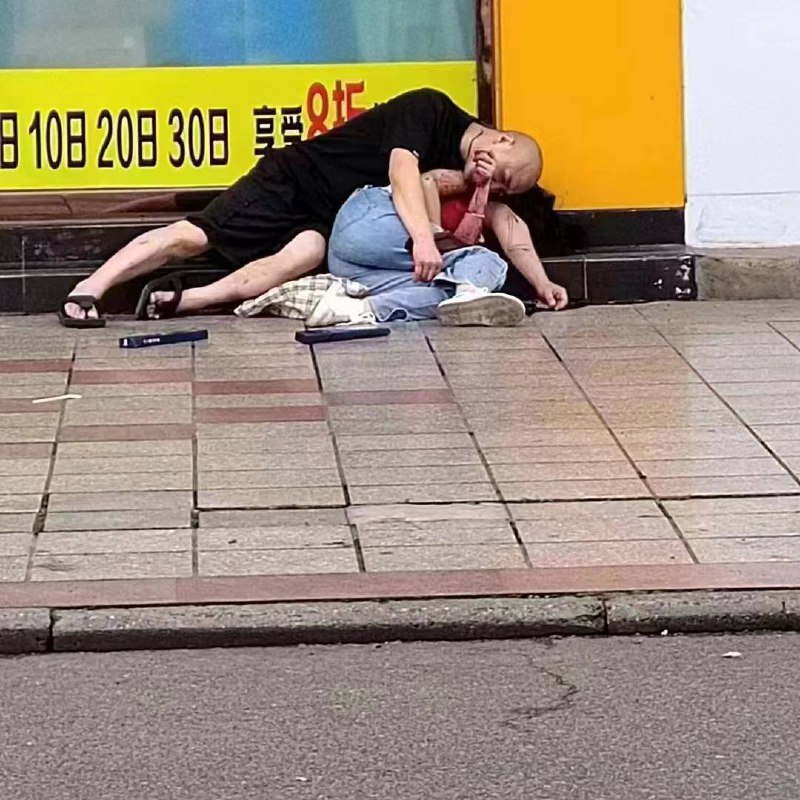 四川 德阳，什邡小广场，6.3恶性事件，据说是感情问题，俩人是夫妻，男人拿刀杀女人，然后自己抹脖子，娃娃四岁，就在旁边