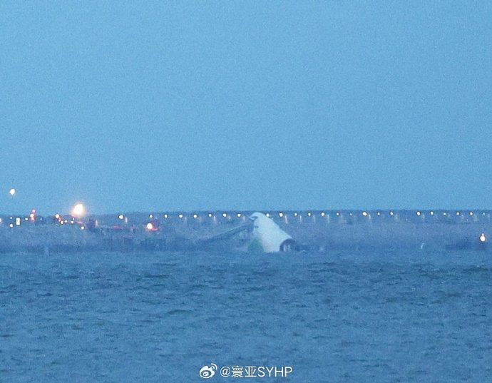 10月20日凌晨3点53分，一架来自 阿联酋 迪拜 货机降落香港机场时冲出跑道，撞上一辆载有2人的地勤车，导致车辆和飞机坠入海中