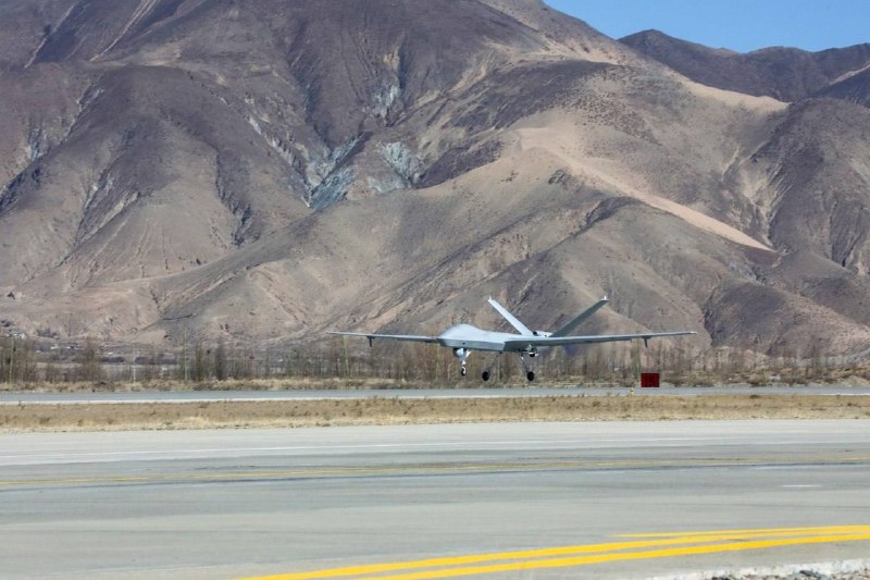 西部战区空军 攻击-2 无人机在吉隆口岸实时回传冰屑倾泻进堰塞湖的画面，初步测量有 5 万立方米冰屑汇入堰塞湖