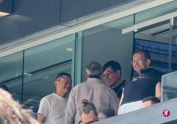 原来前天的世界杯决赛，马云，李彦宏，柳元庆，方洪波等大佬坐一个包厢看世界杯决赛包厢阵容:网易丁磊，李宁李宁，金沙江丁健，英特尔陈立武，联想杨元庆，58姚劲波，百度李彦宏， 李彦宏老婆马东敏 ，滴滴程维，美的方洪波，泰康陈东升，TCL李东升没入镜的还有阿里马云，复星郭广昌，泡泡玛特王宁， soho张欣，段永平，雅虎杨致远，AMD苏姿丰，美光 CEO，高通CEO，施耐德董事长，德勤CEO，安永CEO