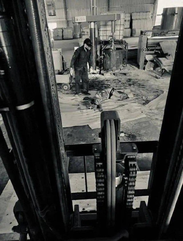 #工厂 #事故 ⛑️ 操作失误 陷入 #绞肉机 🥹 Crazy ！#工厂 #事故 ⛑️ 操作失误 陷入 #绞肉机 🥹 Crazy ！