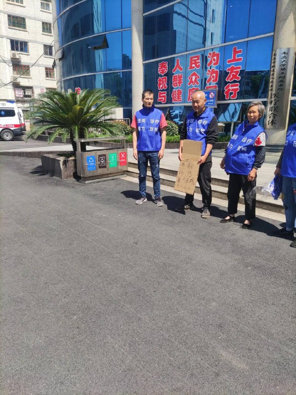 5月10日江西南昌新建区人民医院，小孩在出生时，助产钳夹反了右手肩膀神经，导致小孩残疾，小孩家人连续3天来医院维权，今天被警察抓上警车带走 #医疗事故 #维权5月10日江西南昌新建区人民医院，小孩在出生时，助产钳夹反了右手肩膀神经，导致小孩残疾，小孩家人连续3天来医院维权，今天被警察抓上警车带走 #医疗事故 #维权