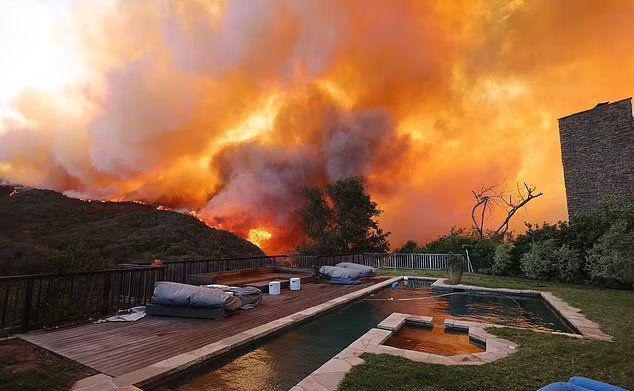 #山火 3.8 下午，被视为 纽约 富人区 的汉普顿（Hamptons）附近，发生了严重且持续的野火，浓烟遮住了天空