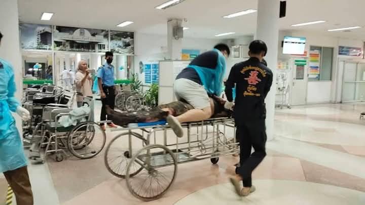 酿两死11伤泰国 陶公府双溪哥乐镇（Sungai Golok）星期六（3月8日）夜间发生爆炸与 枪击 #恐怖袭击 事件，造成两名志愿警察死亡，11人受伤