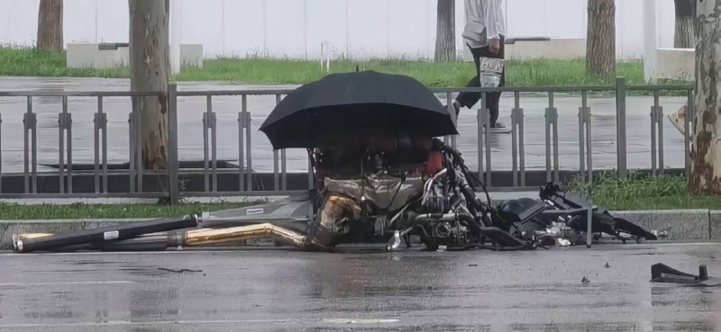 7.16 西安 #法拉利FUV 全国首撞，在会展中心门口撞了，发动机都撞出来了，很难想象车速有多快by 匿名投稿7.16 西安 #法拉利FUV 全国首撞，在会展中心门口撞了，发动机都撞出来了，很难想象车速有多快by 匿名投稿