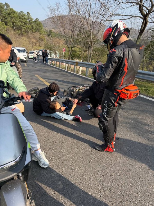 #摩托 #车祸 妹子可惜了感谢家人们投稿！#摩托 #车祸 妹子可惜了感谢家人们投稿！