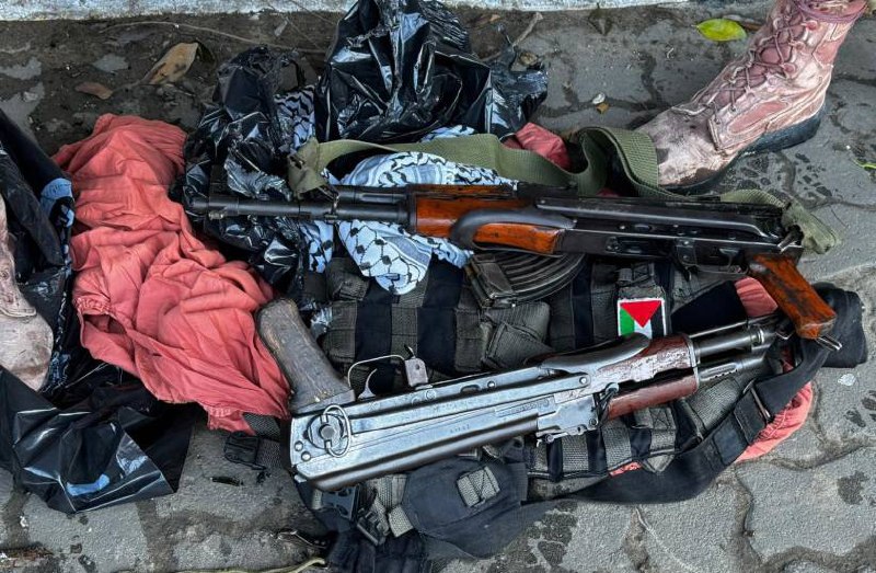 #哈马斯恐怖分子冒着医生在医院行动中被捕在纳赛尔医院内，以色列军队发现了许多武器，包括一些隐藏在哈马斯恐怖分子用于进行大屠杀的车辆中