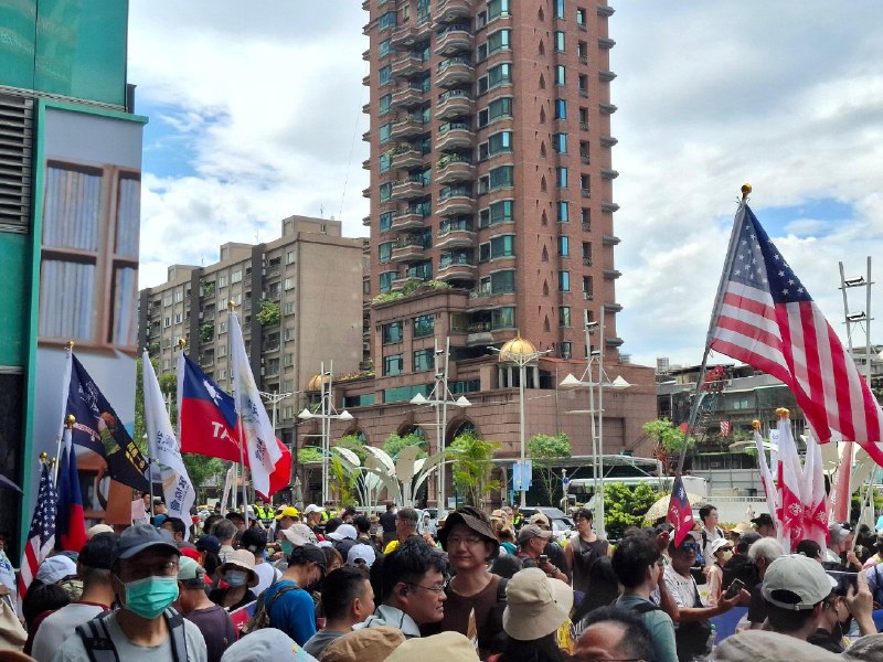 台湾 523 挺军购反并吞 #抗议 #游行 现场可以看到高举美国国旗和“投票国民党孩子上战场”等标语
