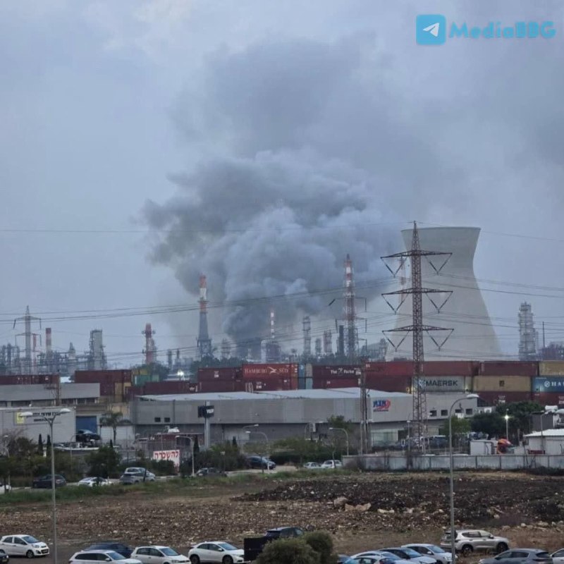 ‼️ 🇮🇷以色列石油化工厂遭伊朗袭击：海法市发生大火并停电▪️ 以色列当局证实，伊朗导弹击中了海法市的一家炼油厂