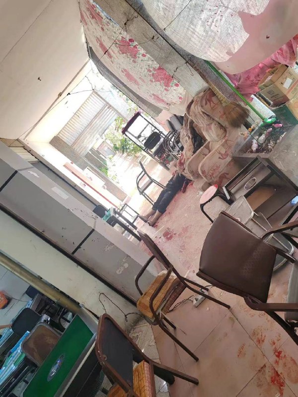 11月11日，四川 凉山 发生一起凶案，父子两人持刀在 麻将馆 内追砍一男一女，据知情人称起因是女方 悔婚 拒退 #彩礼