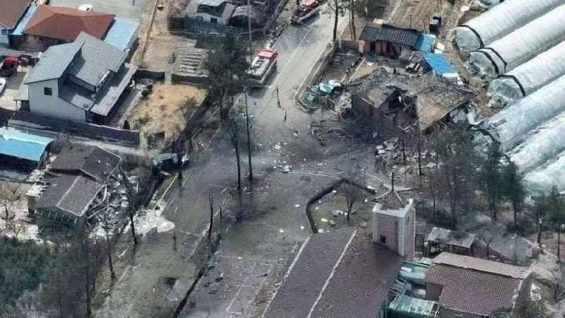 韩美联合 实弹 #演习 失误 8枚炮弹误坠民居，至少8伤其中4人重伤#后续 : 炮弹 #爆炸 过程画面 #监控韩美联合 实弹 #演习 失误 8枚炮弹误坠民居，至少8伤其中4人重伤#后续 : 炮弹 #爆炸 过程画面 #监控