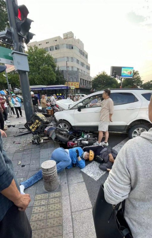 6月8日下午18点30，南通市人民路王府井路口发生一起交通事故，目前伤亡情况不明