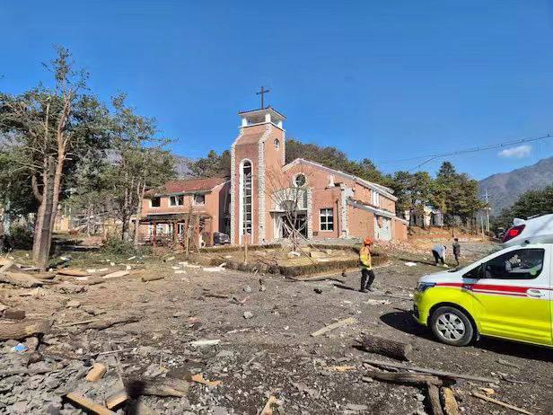 韩美联合 实弹 #演习 失误 8枚炮弹误坠民居，至少8伤其中4人重伤#后续 : 炮弹 #爆炸 过程画面 #监控韩美联合 实弹 #演习 失误 8枚炮弹误坠民居，至少8伤其中4人重伤#后续 : 炮弹 #爆炸 过程画面 #监控