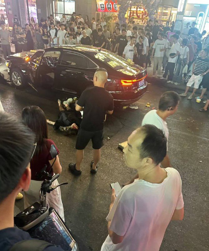9月6日 湖北 武汉 江汉路 步行街 一辆黑色轿车突然加速 故意 冲撞行人，撞停三辆轿车和多辆电动车，现场多人倒地，生死不明，现场惨烈，据网友称司机疑似醉驾 #车祸感谢来自某频道的投稿！9月6日 湖北 武汉 江汉路 步行街 一辆黑色轿车突然加速 故意 冲撞行人，撞停三辆轿车和多辆电动车，现场多人倒地，生死不明，现场惨烈，据网友称司机疑似醉驾 #车祸感谢来自某频道的投稿！