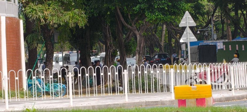 补充！广州一中学生跳楼，小孩4月10号没的，到现在为止学校门口依然大批警察与警车完善下，是广州市第一中学高中部感谢家人们投稿！补充！广州一中学生跳楼，小孩4月10号没的，到现在为止学校门口依然大批警察与警车完善下，是广州市第一中学高中部感谢家人们投稿！