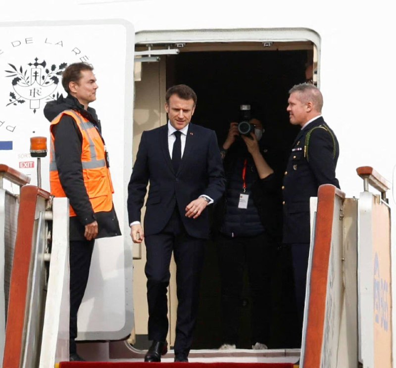 昨天很热的一张照片，找到了摄影师和摄影角度  #马克龙by 匿名投稿昨天很热的一张照片，找到了摄影师和摄影角度  #马克龙by 匿名投稿