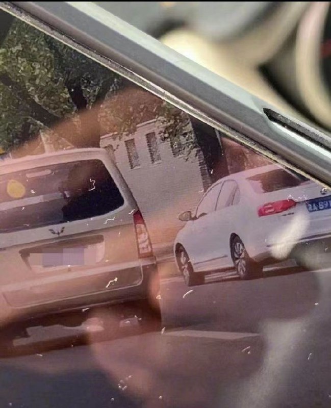 突发事件6.6#湖南 #长沙洪山路恒大雅苑附近，据说是 #报复社会，面包车从万家丽高架开始，冲撞10多人后逃逸...警方正对肇事车辆全力搜捕中