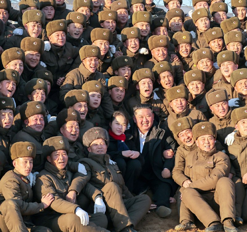 金正恩在首都平壤为海外军事作战牺牲的援俄将士建功勋纪念馆2026年1月5日，金正恩带着女儿金主爱参加“义务劳动”，亲手植下纪念树
