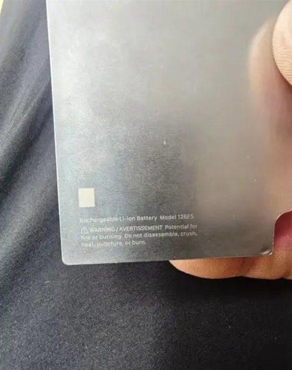 iPhone 18 Pro Max电池谍照曝光照片里清晰拍到了电池本体、印在外壳上的苹果Logo以及相关监管合规文本，就连连接器附近的细小参数标识都拍得清清楚楚