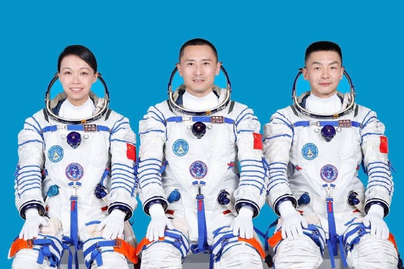 神舟二十三号航天员乘组由航天飞行工程师朱杨柱、航天驾驶员张志远、载荷专家黎家盈3名航天员组成，朱杨柱任指令长