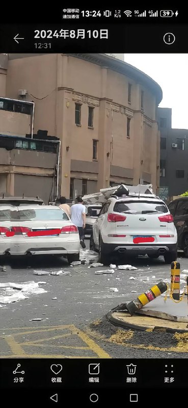 8.10 辽宁鞍山新景世纪城外墙脱落，幸好没砸到人 #基建狂魔by 匿名投稿8.10 辽宁鞍山新景世纪城外墙脱落，幸好没砸到人 #基建狂魔by 匿名投稿