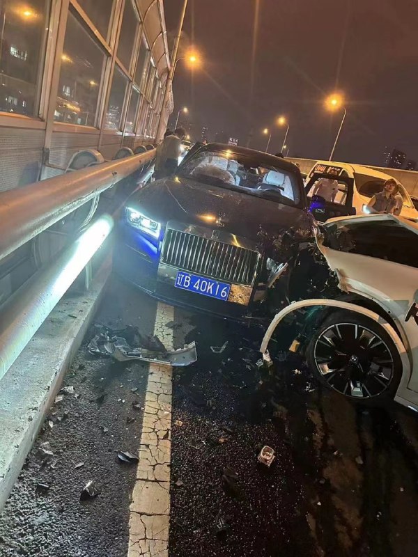 9日傍晚，真会撞，挑了辆劳斯莱斯撞 #大连9日傍晚，真会撞，挑了辆劳斯莱斯撞 #大连