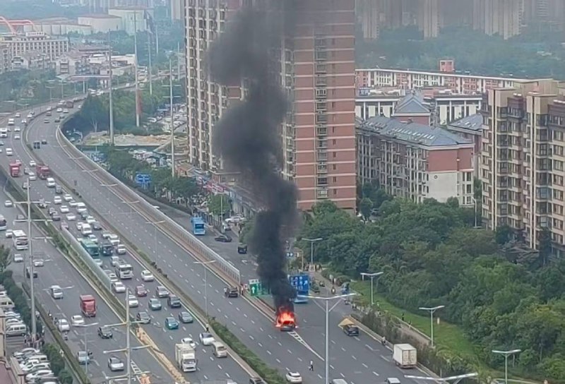 南京 栖霞大道 蔚来 比亚迪 #新能源 #车祸 🔥感谢来自某频道的投稿！南京 栖霞大道 蔚来 比亚迪 #新能源 #车祸 🔥感谢来自某频道的投稿！