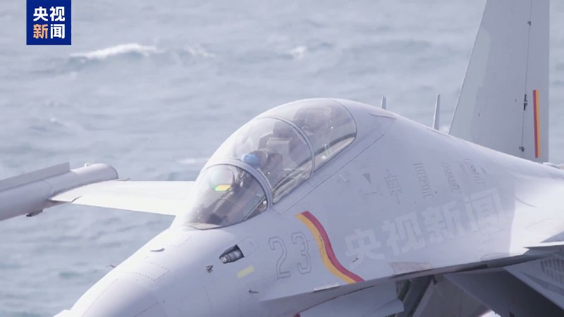 海军 福建舰 055延安舰、054A通辽舰等多艘舰艇组成的 #航母 编队在完成海上训练任务后返回三亚某军港，这是 福建舰 入列后首次海上实兵训练任务任务中，歼-35、歼-15T、歼-15DT、空警-600等多型舰载机完成了多架次弹射起飞和着舰训练，有效检验了福建舰电磁弹射、回收和甲板作业能力，舰机适配性得到进一步验证