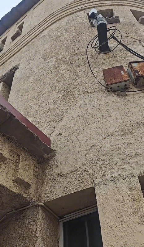 山东检察院举报箱被摄像头正对着，检察院回应：废弃摄像头因年久失修垂下4月6日，山东青岛，一网友发布视频，她拍到市南区人民检察院的一个举报箱，被头顶的监控摄像头正对着