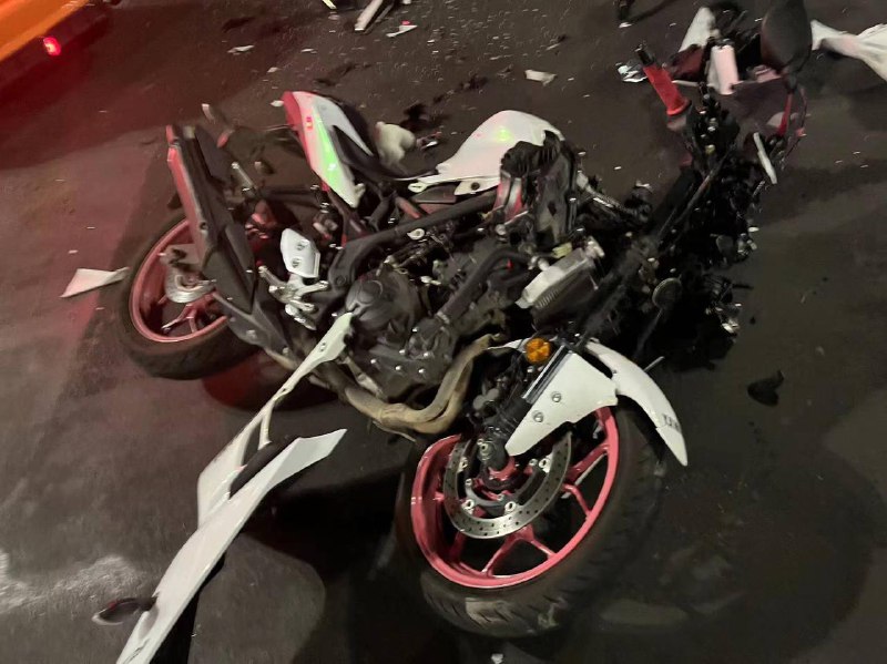 5月27日重庆，汽车闯红灯撞了女摩托车骑手，倒地不起受伤大叫，女骑手的车友找汽车车主理论 #摩托车 🏍️#女骑士 #车祸5月27日重庆，汽车闯红灯撞了女摩托车骑手，倒地不起受伤大叫，女骑手的车友找汽车车主理论 #摩托车 🏍️#女骑士 #车祸