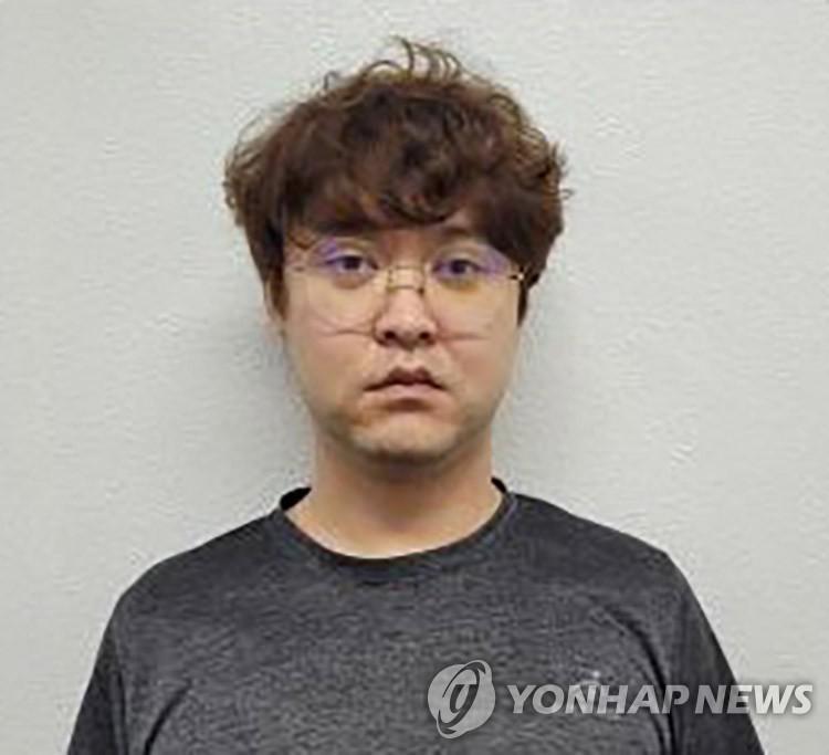 中国留学生遇害案嫌疑人身份信息公开韩国庆北警察厅1日在官网公开了中国留学生遇害案嫌疑人的姓名、正面和侧面照片、年龄等信息