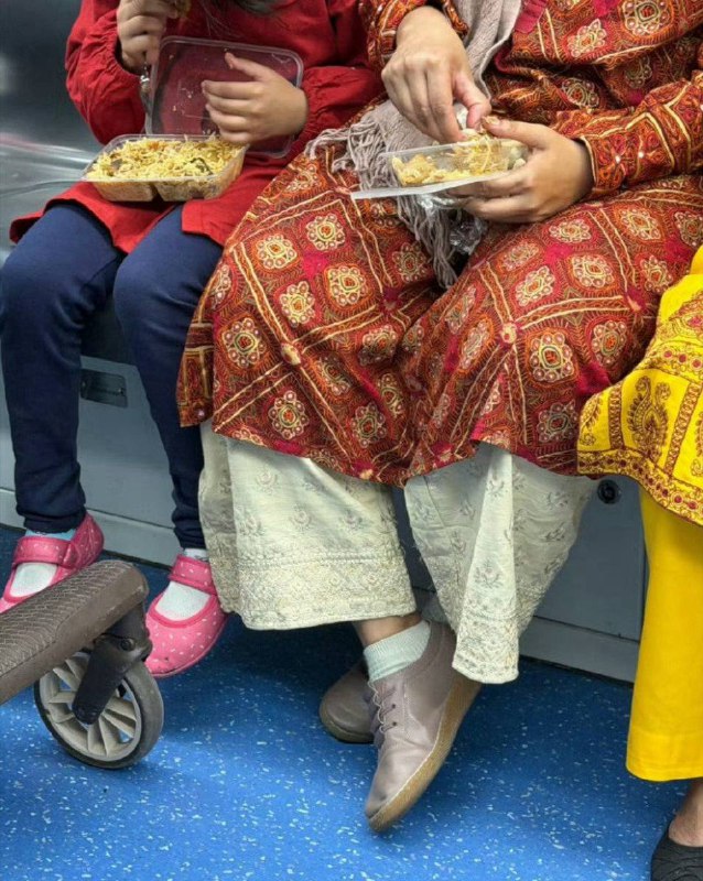 印度人 在 深圳 地铁 吃 手抓饭深圳 #地铁 搞 双标 有规定不执行今天回避违规的三嫂，明天三哥就敢来 地铁 拉屎 💩 印度 🇮🇳感谢来自某频道的投稿！印度人 在 深圳 地铁 吃 手抓饭深圳 #地铁 搞 双标 有规定不执行今天回避违规的三嫂，明天三哥就敢来 地铁 拉屎 💩 印度 🇮🇳感谢来自某频道的投稿！