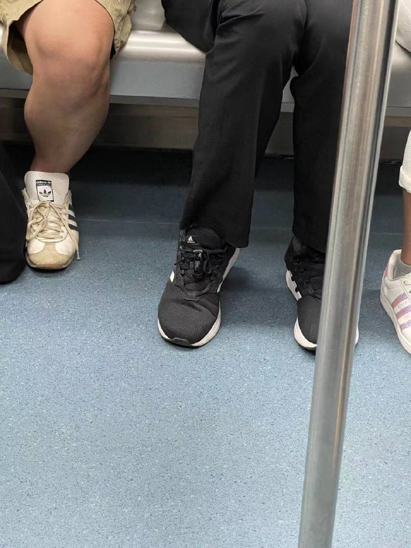 我朋友刚刚拍的 深圳南山 宝安这块 鞋子 上面装 #摄像头 👀 #抄底我朋友刚刚拍的 深圳南山 宝安这块 鞋子 上面装 #摄像头 👀 #抄底