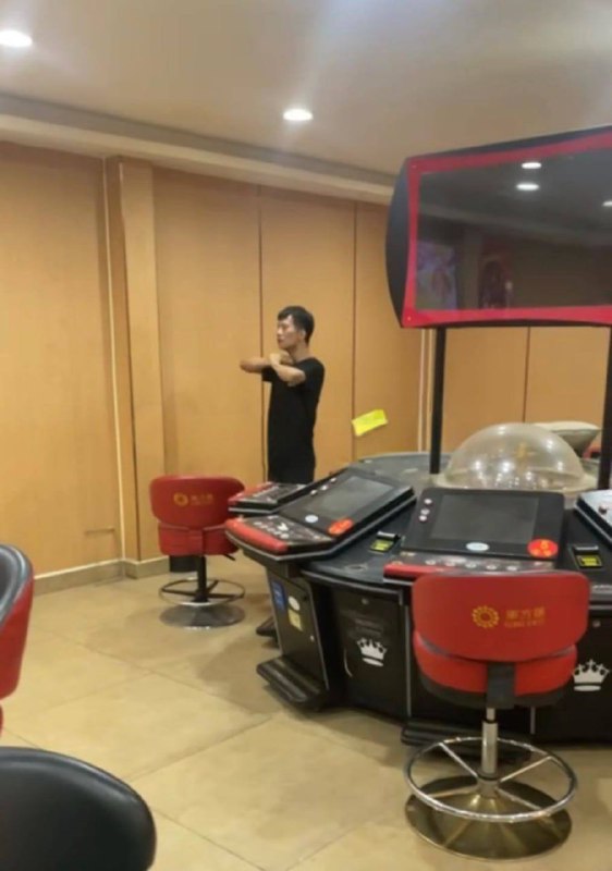 西港一中国男子挥刀自刎，致颈部受伤2月25日凌晨，西港一名中国籍男子在位于西港双狮圆环附近的闽汇双狮购物广场内，用尖刀刺向自己颈部，致颈部受伤