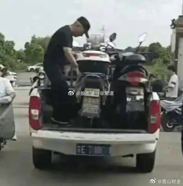 近日在江苏苏州一家工厂门口发生了一起令人震惊的事件
