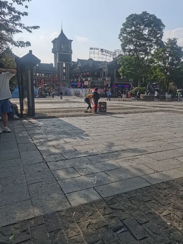 上一位男摊贩不会闹，东西被收走了还得交罚款，这位女摊贩先是与蓝衣城管发生肢体冲突（城管先手）——后被同伙拉开，蓝衣城管见无法暴力抢劫叫来巡警，女摊贩随即赖在城管车副驾驶撒泼，巡警到达现场中间处理劝解女摊贩认命