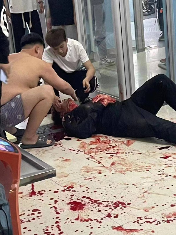 #网传 吉林电子 今天杀人了，说上大课，一对情侣想坐一起，完了有个男的就不让，就吵吵起来了，然后那个不让坐的男的把那个有对象的男的拿刀给抹脖了 #聊天记录 #刀仔by 匿名投稿#网传 吉林电子 今天杀人了，说上大课，一对情侣想坐一起，完了有个男的就不让，就吵吵起来了，然后那个不让坐的男的把那个有对象的男的拿刀给抹脖了 #聊天记录 #刀仔by 匿名投稿