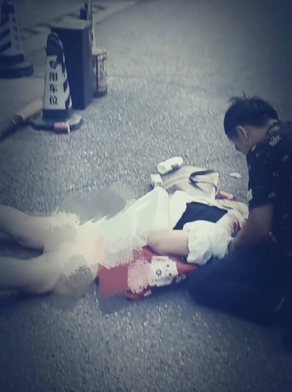 7月13日长沙星沙，中南汽车世界，这个畜牲，还没离婚，就跟小三拍婚纱照，举办婚礼，还生了个孩子，最可恨的是把原配活活砍死，丈夫尾随女儿，寻找妻子，当女儿面把原配砍死，头颅被砍下来