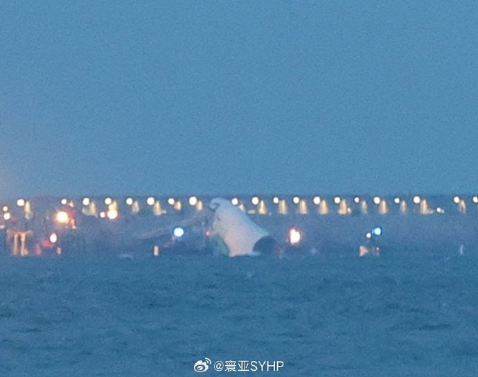 10月20日凌晨3点53分，一架来自 阿联酋 迪拜 货机降落香港机场时冲出跑道，撞上一辆载有2人的地勤车，导致车辆和飞机坠入海中