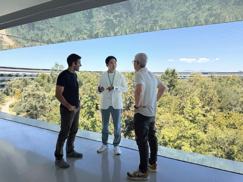 泡泡玛特创始人王宁率领核心高管团队探访美国硅谷的苹果总部Apple Park，并与苹果现任CEO Tim Cook、即将上任的新CEO John Ternus等高管会面