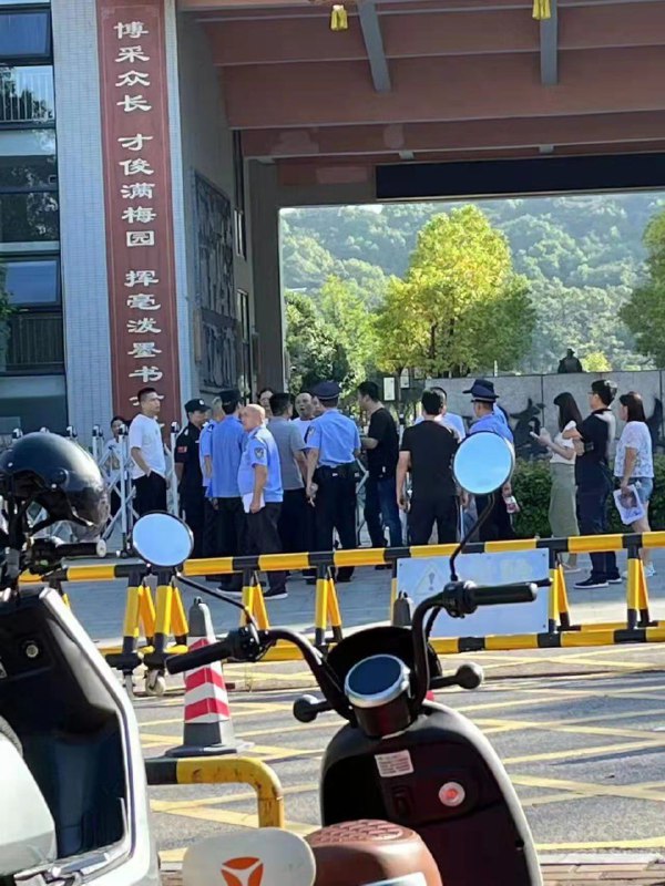 湖南 #长沙 一小学男教师打伤学生头骨致其开颅手术 #打学生#老师 #打人 #小学生湖南 #长沙 一小学男教师打伤学生头骨致其开颅手术 #打学生#老师 #打人 #小学生