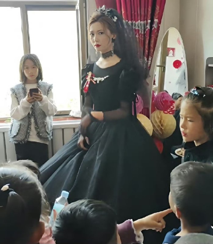 甘肃一新娘穿黑色婚纱举行婚礼，网友：新郎压力山大 ​​​黑婚纱的意思是只有丧偶，没有离婚！你能接受吗？感谢家人们投稿！甘肃一新娘穿黑色婚纱举行婚礼，网友：新郎压力山大 ​​​黑婚纱的意思是只有丧偶，没有离婚！你能接受吗？感谢家人们投稿！