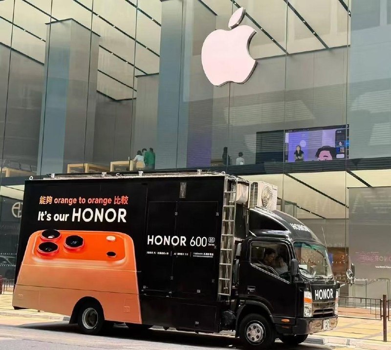 近日，荣耀手机在香港上演了一场教科书级的“营销惨案”