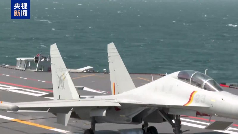 海军 福建舰 055延安舰、054A通辽舰等多艘舰艇组成的 #航母 编队在完成海上训练任务后返回三亚某军港，这是 福建舰 入列后首次海上实兵训练任务任务中，歼-35、歼-15T、歼-15DT、空警-600等多型舰载机完成了多架次弹射起飞和着舰训练，有效检验了福建舰电磁弹射、回收和甲板作业能力，舰机适配性得到进一步验证