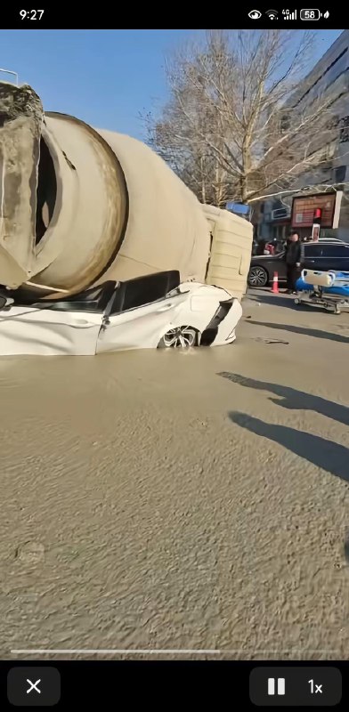 2.18日下午3点左右，河北 保定（曲阳二医院路口）珍惜生命 任何时刻切记远离大货车，谨慎驾驶注意安全！ #车祸 #压扁 #压缩2.18日下午3点左右，河北 保定（曲阳二医院路口）珍惜生命 任何时刻切记远离大货车，谨慎驾驶注意安全！ #车祸 #压扁 #压缩