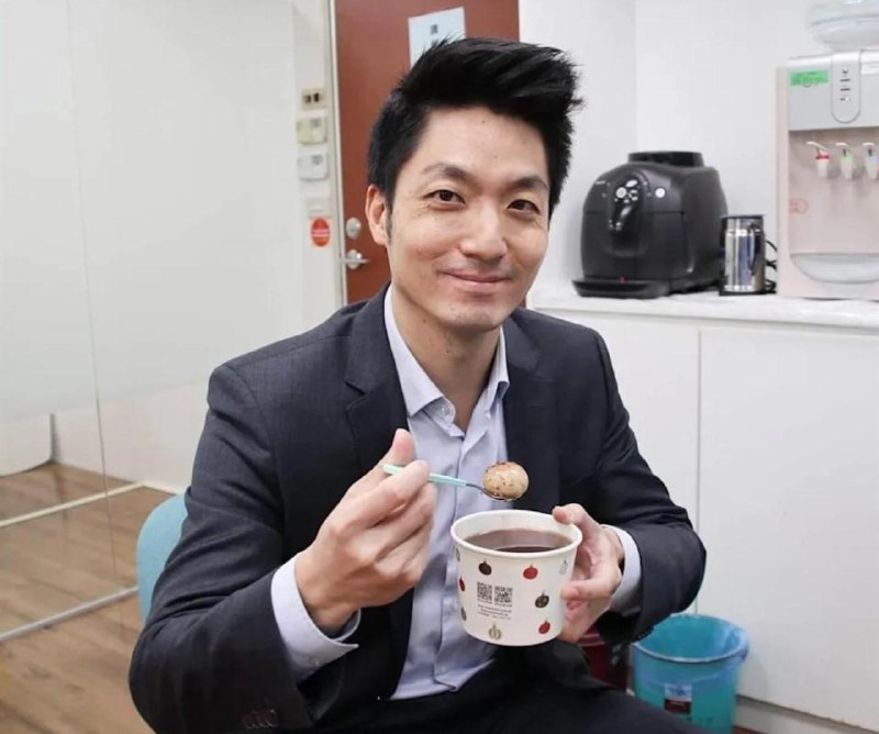 网友感叹， 台湾真是「官不聊生」！堂堂台北市长- 蒋万安财产公示，所有的银行卡和存折，都被披露，在老百姓面前，活得像个透明人，毫无个人隐私可言