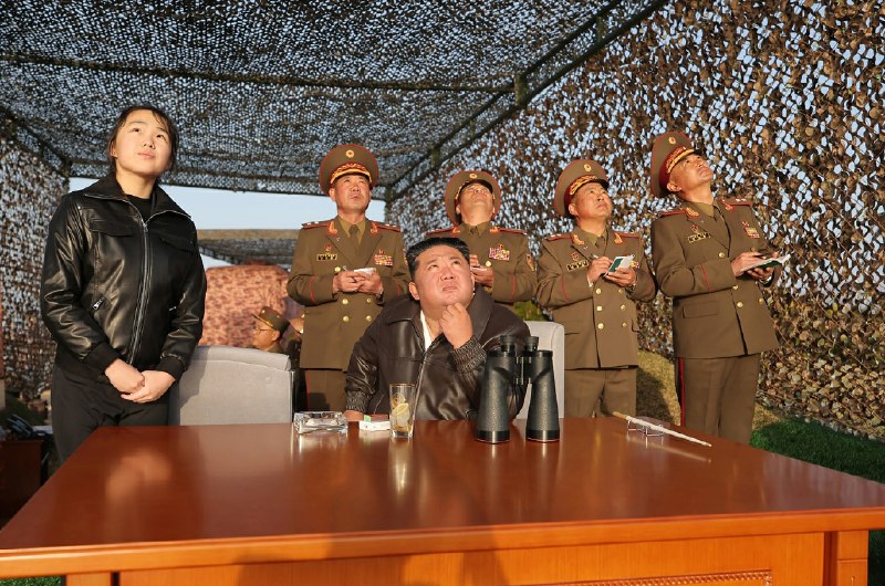 朝中社平壤 4 月 20 日电　朝鲜民主主义人民共和国导弹总局 4 月 19 日进行经改良的“火星炮－11丁”型地对地战术弹道导弹试射，评估了导弹战斗部威力